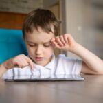 paidi-paizei-me-tablet-asfaleia