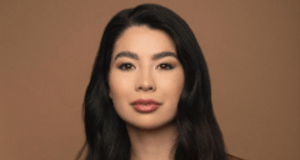 Η Caroline Kwan ως streamer στο Twitch και η σύνθεση πολιτικής και πολιτισμού με χιούμορ