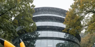 Η Apple παρουσιάζει νέα προϊόντα και αλλαγές στη διοίκηση μετά την αποχώρηση Cook
