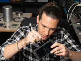Η αντοχή του Trump Mobile T1 μέσα από το τεστ JerryRigEverything