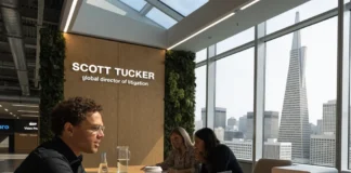 Η νομική ομάδα της Apple συνεργάζεται με τον Scott Tucker για καινοτομίες Apple Vision Pro και iPhone 17